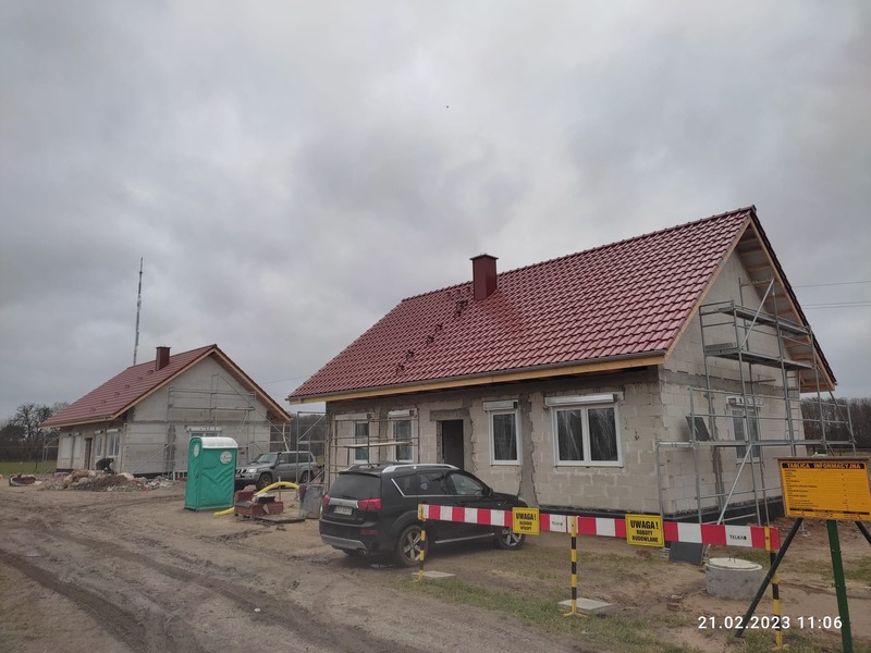 Zdjęcie jednego z domów jednorodzinnych w Kołowie podczas budowy.